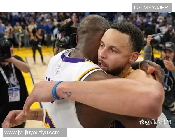库里遭遇詹姆斯强力盯防拼尽全力才成功摆脱令人叹息的防守挑战