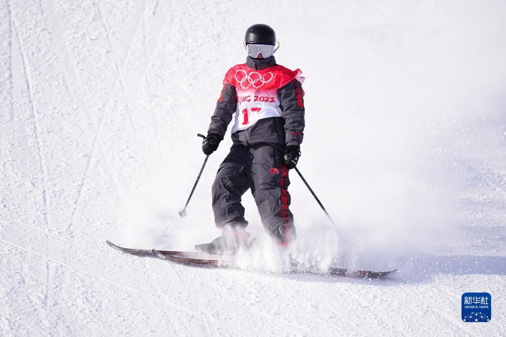 瑞士运动员加速冲刺，斩获障碍滑雪冠军